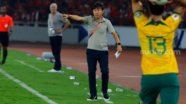 Pelatih Timnas Indonesia Shin Tae-yong memberikan instruksi dari pinggir lapangan saat pertandingan Sepak Bola Kualifikasi Piala Dunia 2026 Zona Asia Antara Indonesia melawan Australia di Stadion Gelora Bung Karno, Jakarta, Selasa (10/9/2024). [Suara.com/Alfian Winanto]