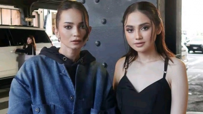 Mulai dari Jaket Denim hingga Dress Feminin, Ini Detail Gaya Enzy dan Syifa Hadju di Coach Show di New York