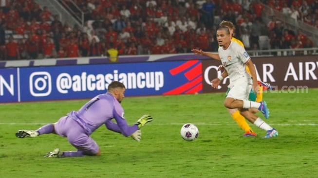 Pemain Timnas Indonesia Ragnar Oratmangoen berhadapan dengan Kiper Timnas Australia Mathew Rian saat pertandingan Sepak Bola Kualifikasi Piala Dunia 2026 Zona Asia Antara Indonesia melawan Australia di Stadion Gelora Bung Karno, Jakarta, Selasa (10/9/2024). [Suara.com/Alfian Winanto]