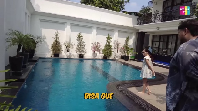 Kolam renang Ivan Gunawan seharga Rp1 miliar. (YouTube/Qiss You TV)