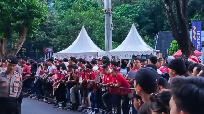 Fans memadati kawasan Pintu Merah Stadion Utama Gelora Bung Karno (SUGBK). (Suara.com/Arief Apriadi)