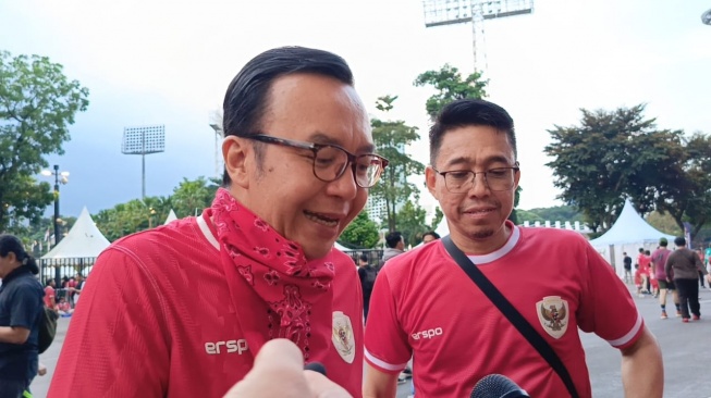 Musisi Tanah Air, Ari Lasso hadir langsung di SUGBK demi menyaksikan laga Timnas Indonesia vs Australia. (Suara.com/Arief Apriadi)