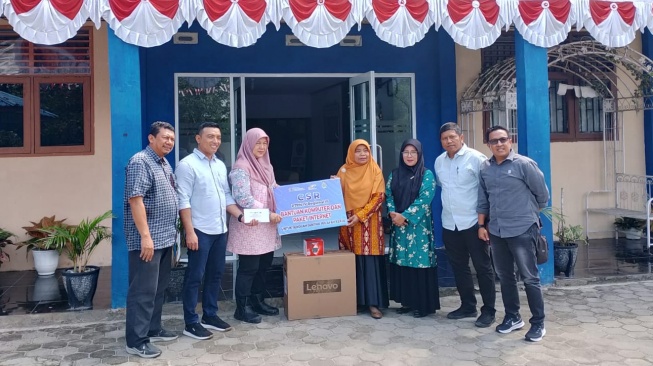 PalmCo Distribusikan Puluhan Komputer ke Sekolah Remote Area di Riau