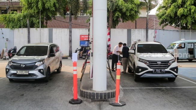 Pengendara melakukan pengisian bahan bakar jenis Pertalite di SPBU Pertamina, Jakarta, Selasa (10/9/2024). [Suara.com/Alfian Winanto]