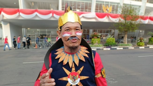 Fans Timnas Indonesia, Parsan, dari Gombong, Jawa Tengah, menggunakan kostum Gatot Kaca untuk mendung Timnas Indonesia vs Australia. (Suara.com/Arief Apriadi)