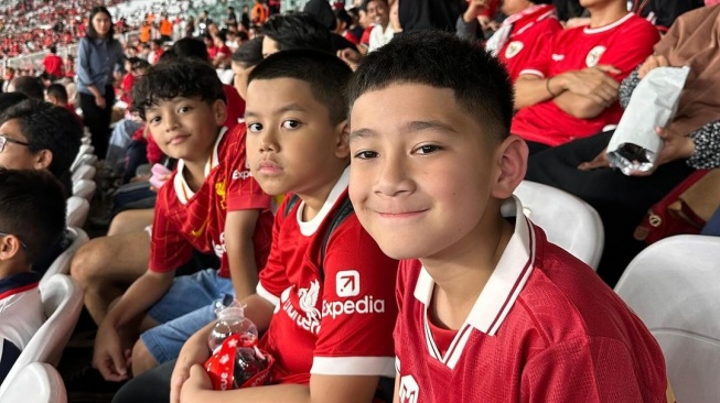 Potret Rafathar Malik Ahmad nonton pertandingan Timnas Indonesia vs Australia (Instagram/raffinagita1717)