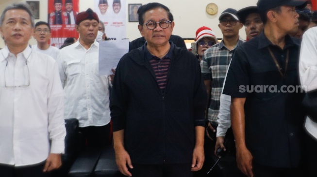 Bakal Calon Gubernur Jakarta Pramono Anung (tengah) saat menghadiri Deklarasi Rumah Bersama Pramono-Rano di Gedung Joeang 45, Jakarta, Rabu (11/9/2024). [Suara.com/Alfian Winanto]