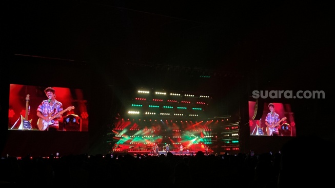 Bruno Mars saat menggelar konser hari pertama di Jakarta International Stadium (JIS), Jakarta Utara, Rabu (11/9/2024).