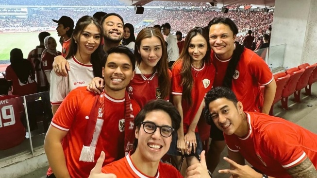 Potret  Aaliyah Massaid bersama Thariq Halilintar dan para sahabat nonton laga Timnas Indonesia vs Australia di Royal Box SUGBK (Instagram/attahalilintar)