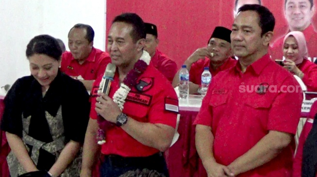 Pasangan Calon Gubernur dan Wakil Gubernur Jateng dari PDIP, Andika Perkasa dan Hendrar Prihadi saat ke Kantor DPC PDIP Demak, Jumat (6/9/2024) malam. (suara.com/Sigit AF)