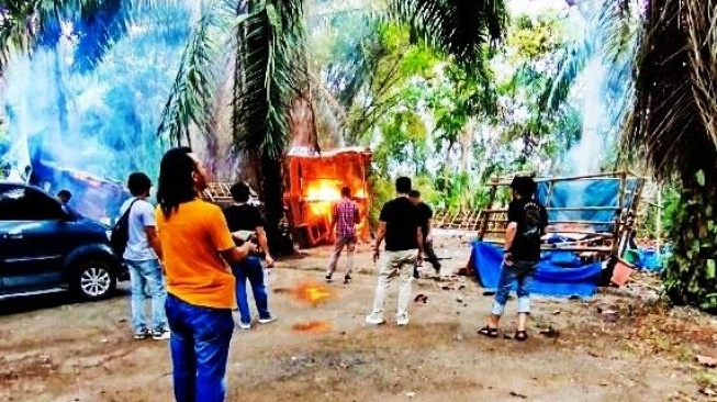 Diduga Sarang Narkoba, Gubuk di Tengah Kebun Sawit di Lampung Tengah Dibakar Polisi