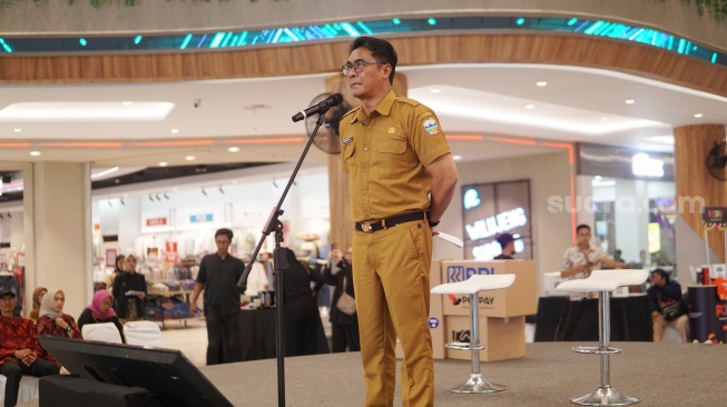 Kepala Dinas Koperasi dan Usaha Kecil Menengah (Diskop UKM) Kabupaten Garut Ridzky Ridznurdhin saat menyampaikan sambutan di acara Pasar Lokal Suara UMKM Vol.4 kali ini digelar di Atrium Utama Ciplaz Garut pada Selasa (10/9/2024). [Foto dok. Suara.com]