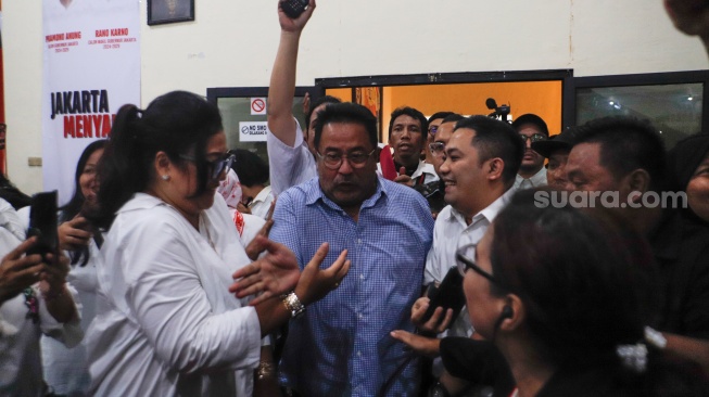 Bakal Calon Gubernur Jakarta Rano Karno (tengah) saat menghadiri Deklarasi Rumah Bersama Pramono-Rano di Gedung Joeang 45, Jakarta, Rabu (11/9/2024). [Suara.com/Alfian Winanto]