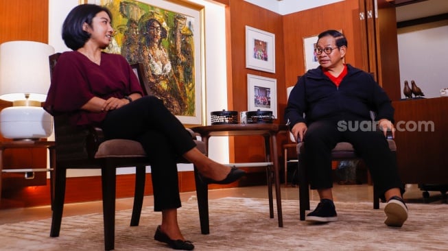 Bakal Calon Gubernur Jakarta Pramono Anung saat melakukan wawancara dengan Tim Suara.com di kediamannya di Jakarta, Selasa (10/9/2024). [Suara.com/Alfian Winanto]