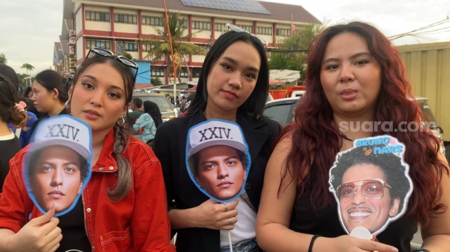 Nadya, Abigail, dan Michelle (fans Bruno Mars) saat ditemui jelang konser hari pertama Bruno Mars di Jakarta International Stadium (JIS), Jakarta Utara, Rabu (11/9/2024). [Suara.com/Tiara Rosana]