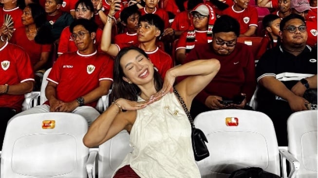 Momen Jennifer Bachdim Nonton Timnas Pertama Kali Tanpa Irfan Bachdim yang Bertanding