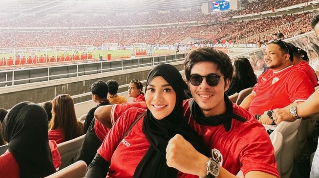 Potret Aurel Hermansyah dan Atta Halilintar nonton laga Timnas Indonesia vs Australia di tribun VIP SUGBK (Instagram/attahalilintar)