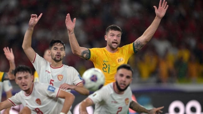 Cameron Burgess (tengah belakang) dari Australia bereaksi di samping dua pemain Timnas Indonesia, Sandy Walsh (tengah kiri) dan Calvin Verdonk (depan kanan) selama pertandingan kualifikasi Piala Dunia 2026 antara Indonesia vs Australia di Stadion Utama Gelora Bung Karno, Jakarta, pada 10 September 2024.BAY ISMOYO / AFP