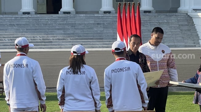 Presiden Jokowi memberikan bonus untuk atlet peraih medali di Paralimpiade Paris 2024. (Suara.com/Novian)