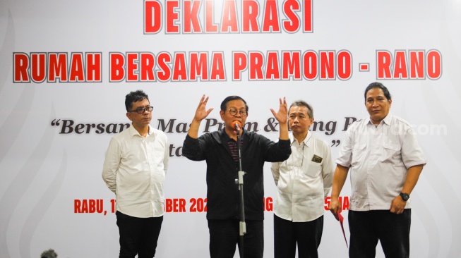 Bakal Calon Gubernur Jakarta Pramono Anung (tengah) memberikan pidato saat menghadiri Deklarasi Rumah Bersama Pramono-Rano di Gedung Joeang 45, Jakarta, Rabu (11/9/2024). [Suara.com/Alfian Winanto]