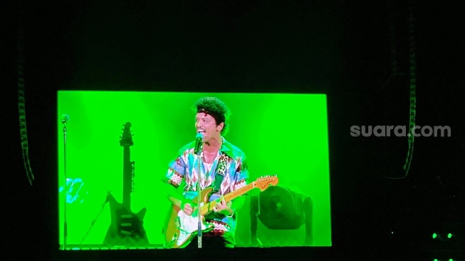 Bruno Mars saat menggelar konser hari pertama di Jakarta International Stadium (JIS), Jakarta Utara, Rabu (11/9/2024). [Suara.com/Tiara Rosana]