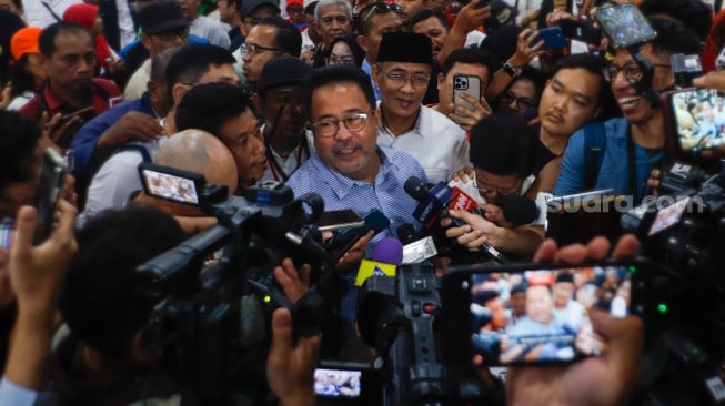 Bakal Calon Gubernur Jakarta Rano Karno (tengah) saat menghadiri Deklarasi Rumah Bersama Pramono-Rano di Gedung Joeang 45, Jakarta, Rabu (11/9/2024). [Suara.com/Alfian Winanto]