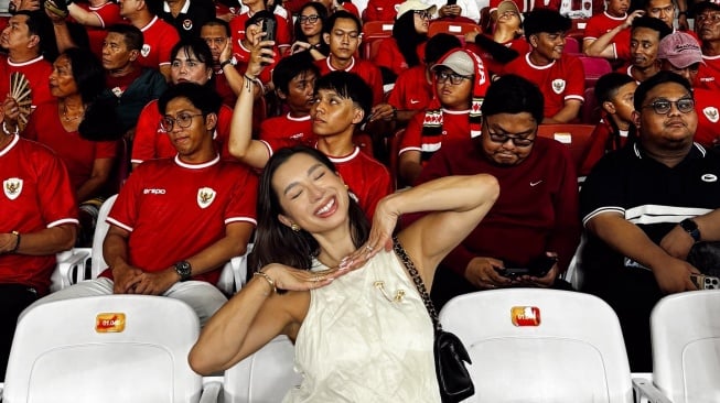 Potret keluarga Irfan dan Jennifer Bachdim nonton Timnas Indonesia vs Australia. [Instagram/@jenniferbachdim]