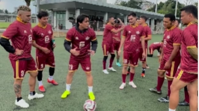 Billy Syahputra ajari Christian Gonzales bermain bola (Instagram)