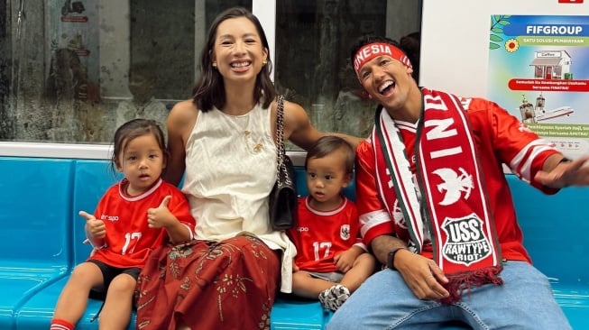 Potret keluarga Irfan dan Jennifer Bachdim nonton Timnas Indonesia vs Australia. [Instagram/@jenniferbachdim]