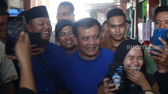 Calon Gubernur Jateng Ahmad Luthfi dikerubungi pedagang Pasar Bintoro Demak, Selasa (10/9/2024). (suara.com/Sigit AF)