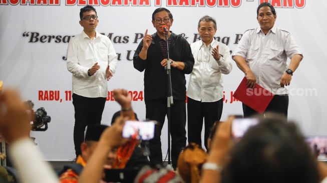 Bakal Calon Gubernur Jakarta Pramono Anung (tengah) memberikan pidato saat menghadiri Deklarasi Rumah Bersama Pramono-Rano di Gedung Joeang 45, Jakarta, Rabu (11/9/2024). [Suara.com/Alfian Winanto]