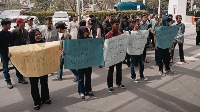 Puluhan warga  sekitar Rumah Sakit Bethsaida meminta diakomodir untuk bekerja, Rabu (11/9/2024). [Hairul Alwan/Suara.com]