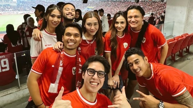 Potret Aaliyah Massaid dan Thariq Halilintar saat menonton laga Timnas Indonesia vs Australia (Instagram/thariqhalilintar)