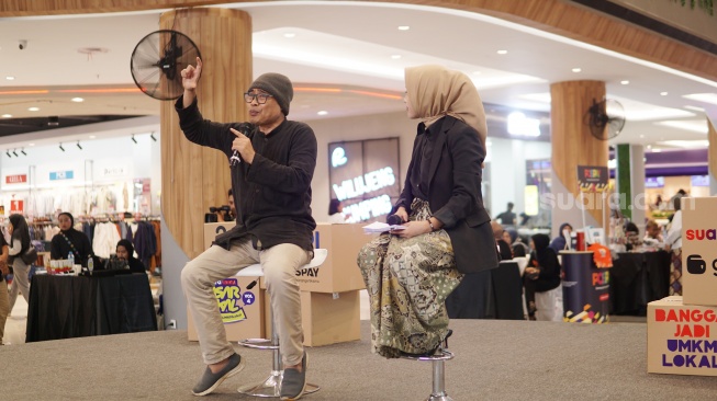 Salah satu pemateri menyampaikan keterangan saat menyampaikan sambutan di acara Pasar Lokal Suara UMKM Vol.4 kali ini digelar di Atrium Utama Ciplaz Garut pada Selasa (10/9/2024). [Foto dok. Suara.com]