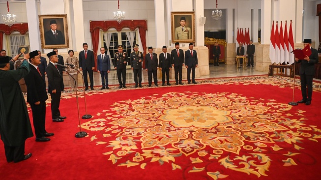 Sekjen PBNU Saifullah Yusuf melambaikan tangan ke arah wartawan sebelum dilantik menjadi Menteri Sosial oleh Presiden Joko Widodo di Istana Negara, Jakarta, Rabu (11/9/2024).  [ANTARA FOTO/Sigid Kurniawan/app/foc]