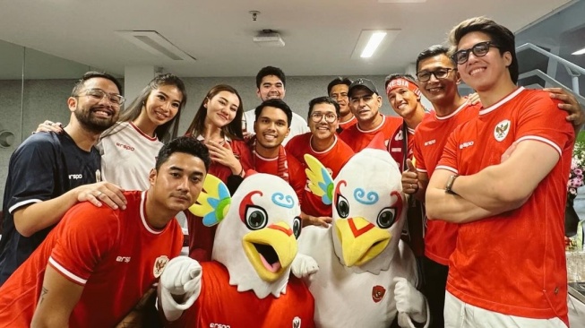 Potret Aaliyah Massaid dan Thariq Halilintar foto bersama Christian Gonzales hingga Irfan Bachdim (Instagram/thariqhalilintar)