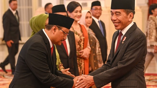 Presiden Joko Widodo (kanan) memberikan selamat kepada Menteri Sosial Saifullah Yusuf (kiri) usai upacara pelantikan di Istana Negara, Jakarta, Rabu (11/9/2024). [ANTARA FOTO/Sigid Kurniawan/app/foc]