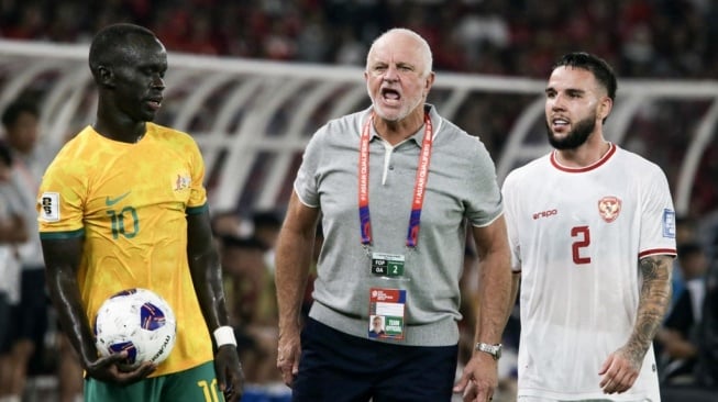 Pelatih timnas Australia, Graham Arnold (tengah) bereaksi kepada wasit saat Awer Mabil (kiri) dari Australia dan Calvin Verdonk (kanan) dari Timnas Indonesia menunggu selama pertandingan kualifikasi Piala Dunia 2026 antara Indonesia vs Australia di Stadion Utama Gelora Bung Karno, Jakarta, pada 10 September 2024.ADITYA AJI / AFP.