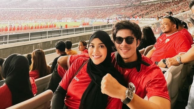 Potret Aurel Hermansyah dan Atta Halilintar saat menonton laga Timnas Indonesia vs Australia (Instagram/attahalilintar)