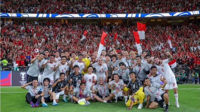 Para pemain dan pelatih Timnas Indonesia bersuka-cita pasca sukses menahan imbang Arab Saudi (the-afc.com)