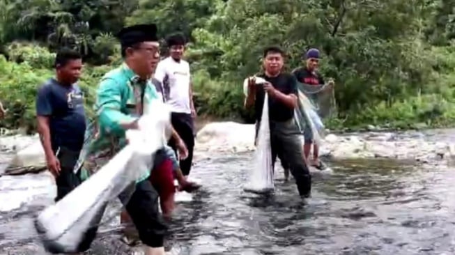 Tradisi Unik Tangkap Ikan Larangan Jelang Maulid Nabi di Padang Pariaman Masih Bertahan