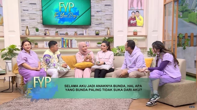 Potret Aurel Hermansyah dan Ashanty di acara televisi FYP (YouTube/TRANS7 OFFICIAL)