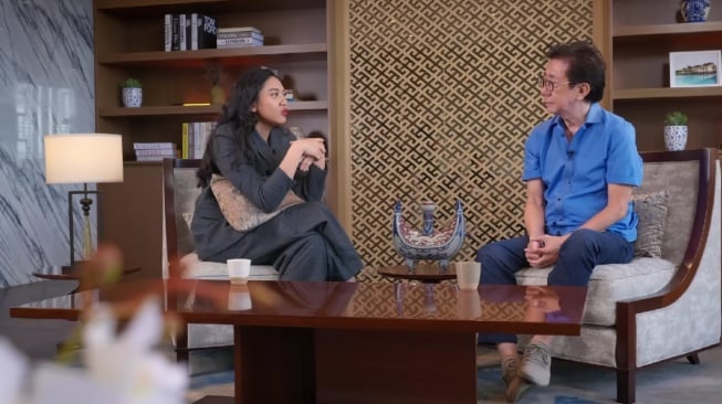 Bos Sidomuncul Irwan Hidayat berbincang dengan Putri Tanjung (YouTube/CXO Media)