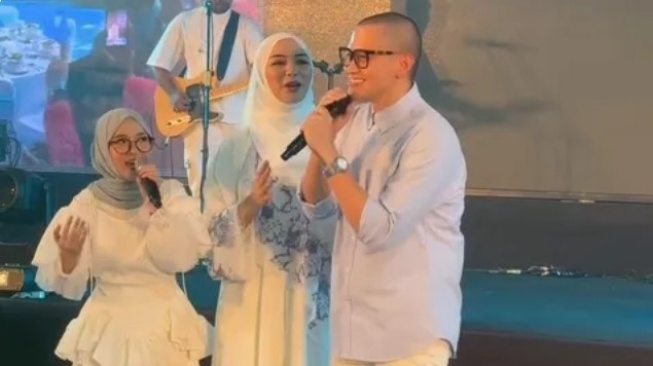 Nissa Sabyan bernyanyi bersama Citra Kirana dan Rezky Aditya (Instagram/@herman.asri.161)