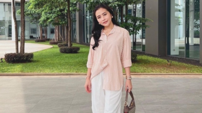 3 Inspirasi Gaya OOTD Stylish ala Prilly Latuconsina, Yuk Intip!