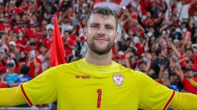 Maarten Paes, Kiper Timnas Indonesia yang mencatatkan debut ciamiknya di Kualifikasi Piala Dunia 2026. (Instagram/@maartenpaes)