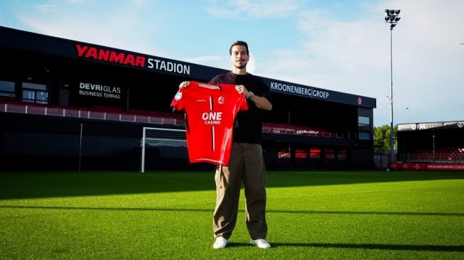 Pemain Timnas Indonesia Thom Haye resmi melanjutkan karier di klub Eredivisie, Almere City. [x.com/AlmereCityFC]