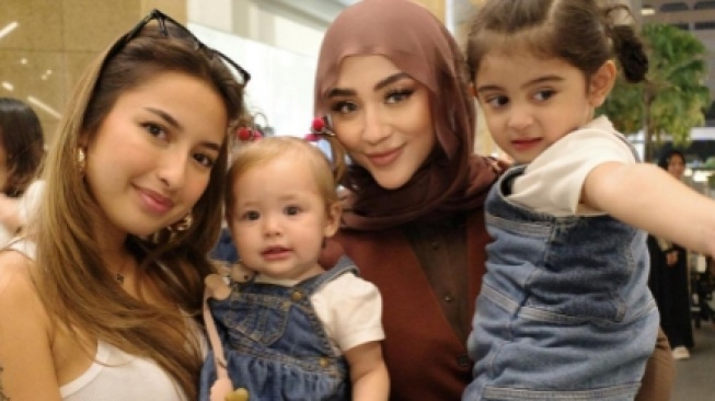 Kamari Putri Jennifer Coppen dan Guzel Anak Margin Winaya (Instagram/@marginw)