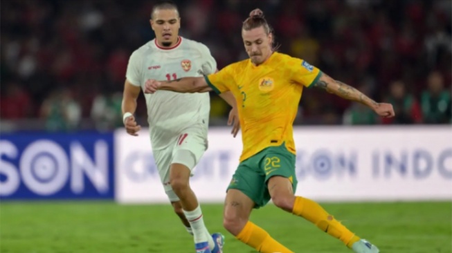 Ragnar Oratmangoen duel dengan Jacob Irvine dalam duel timnas Indonesia kontra Australia di Gelora Bung Karno (fifa.com)