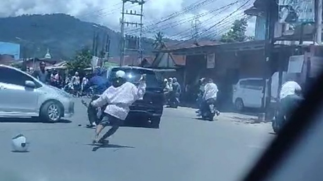 Heboh! Tawuran Antar Pelajar Pecah Lagi di Kota Padang, Viral Aksi Saling Kejar-kejaran dan Acungkan Senjata Tajam